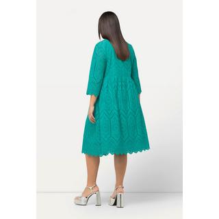 Ulla Popken  Robe midi en dentelle ajourée. Silhouette en A. Col tunisien et manches 3/4. 