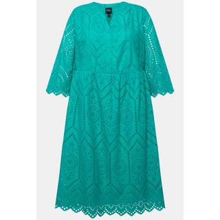 Ulla Popken  Robe midi en dentelle ajourée. Silhouette en A. Col tunisien et manches 3/4. 