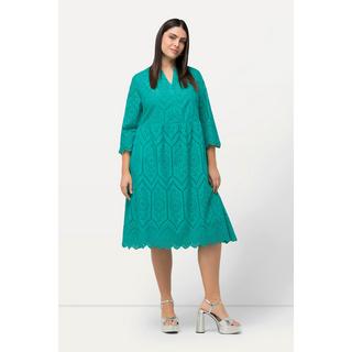 Ulla Popken  Robe midi en dentelle ajourée. Silhouette en A. Col tunisien et manches 3/4. 