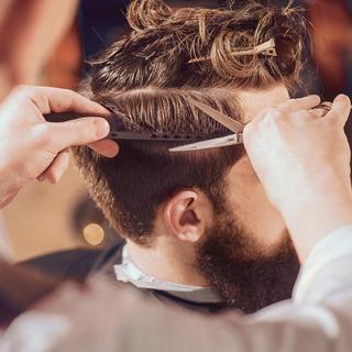 Geschenkidee  Gentleman Haircut – Entspannung und Styling in Einem (für 1 Person) 