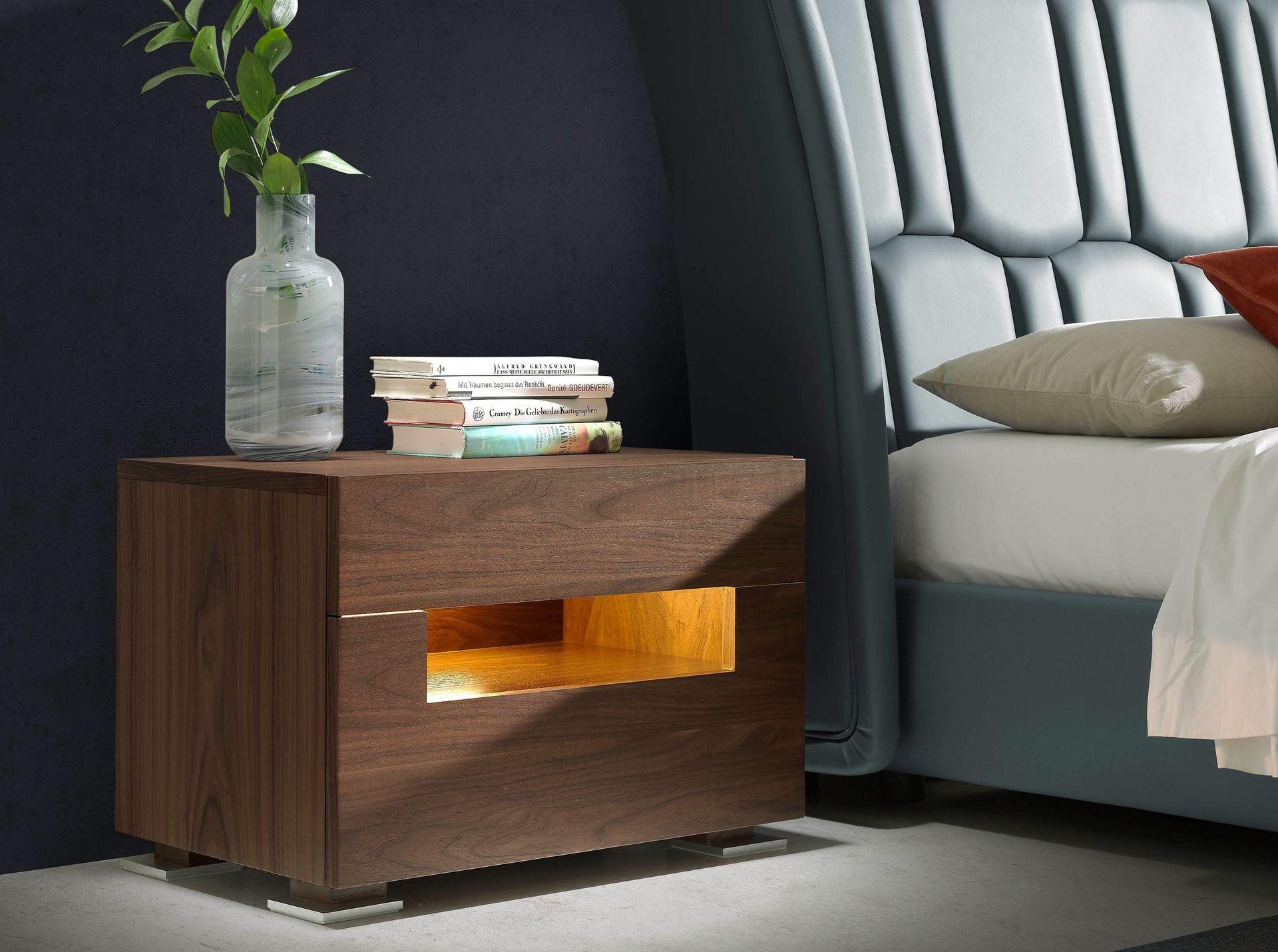 ANGEL CERDA Nachttisch Nussbaum und polierter Stahl mit Innenbeleuchtung  