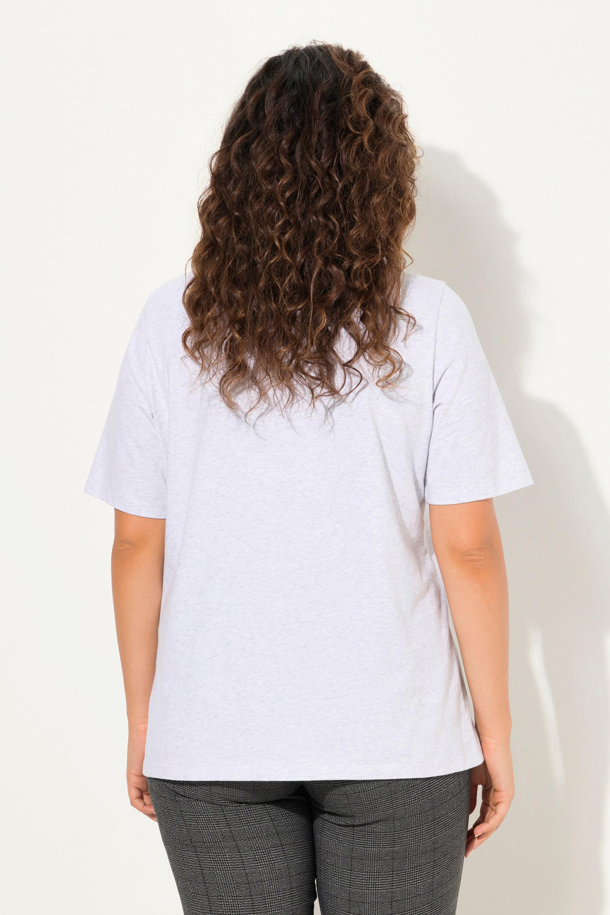 Ulla Popken  T-shirt avec broderies, col en V et manches courtes. Coupe Classic Fit. 