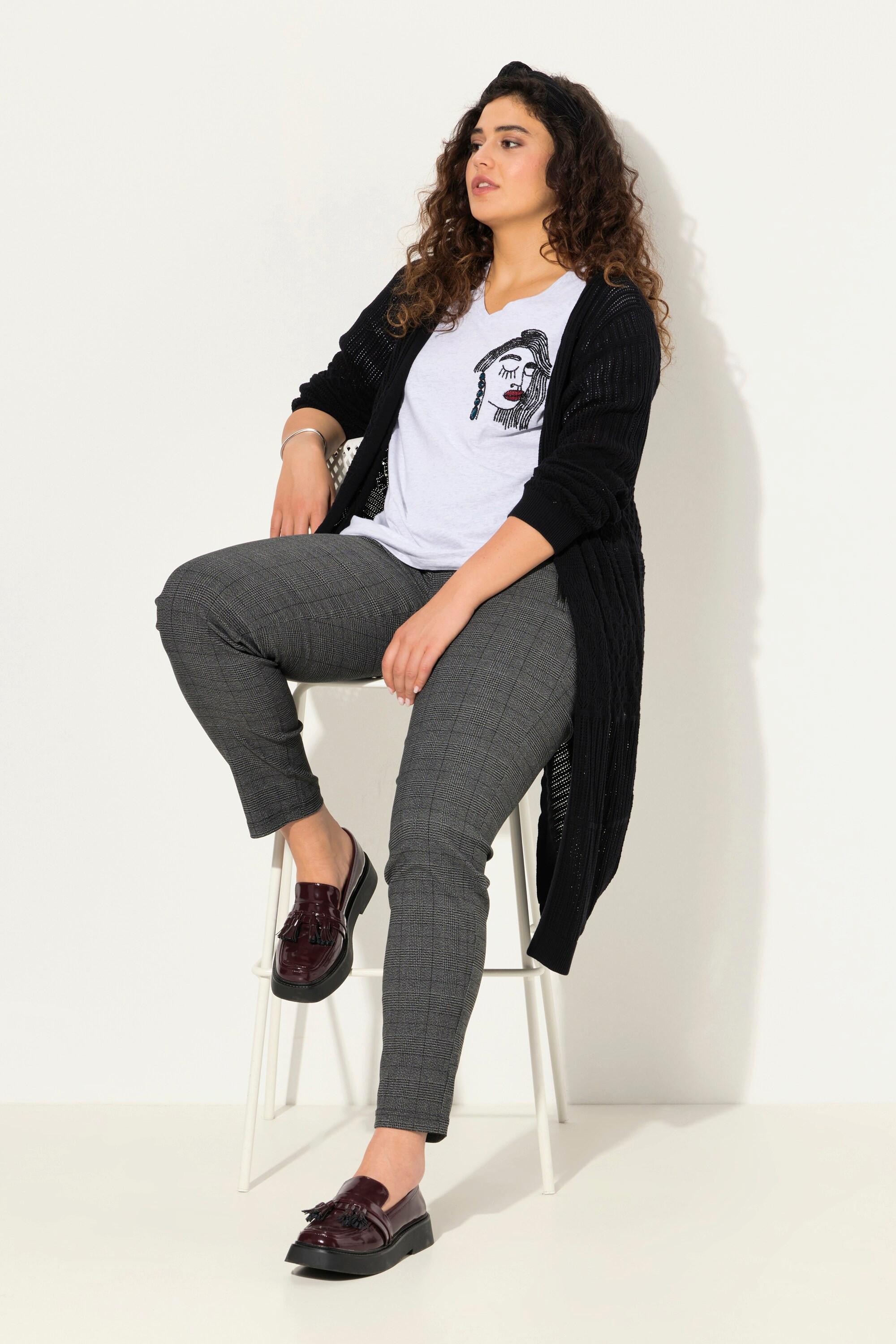 Ulla Popken  T-shirt avec broderies, col en V et manches courtes. Coupe Classic Fit. 