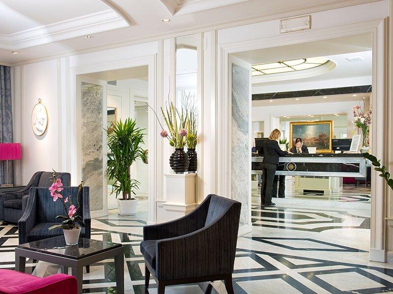 Smartbox  Romantico soggiorno di 2 notti in un elegante hotel 4* nel centro di Roma - Cofanetto regalo 
