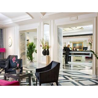 Smartbox  Romantico soggiorno di 2 notti in un elegante hotel 4* nel centro di Roma - Cofanetto regalo 