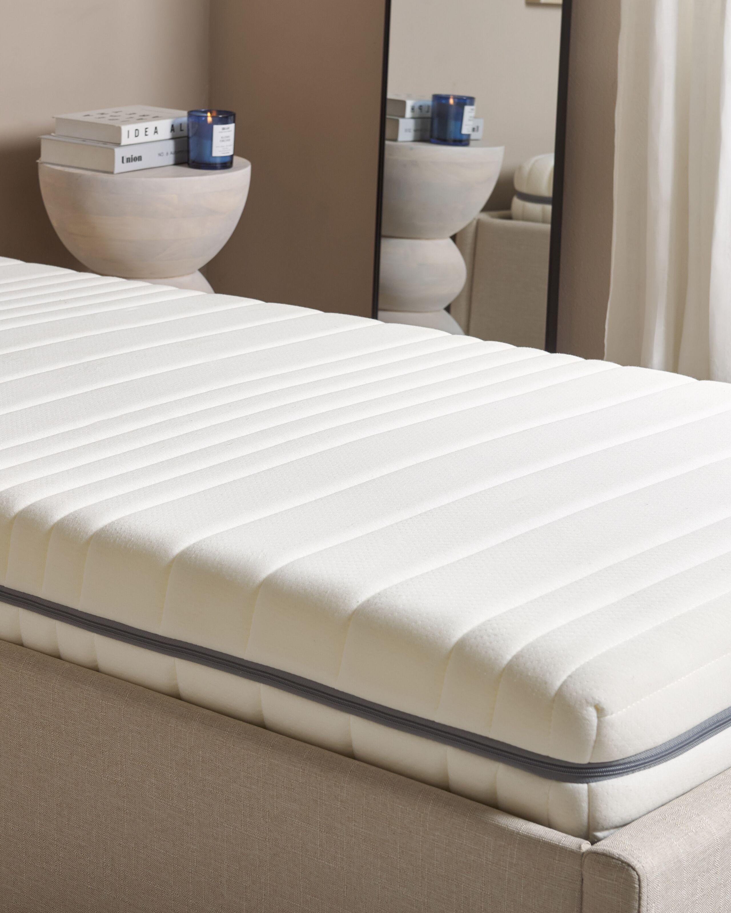 Beliani Matelas en mousse en Polyester ENCHANT Mittelfest (H2)  