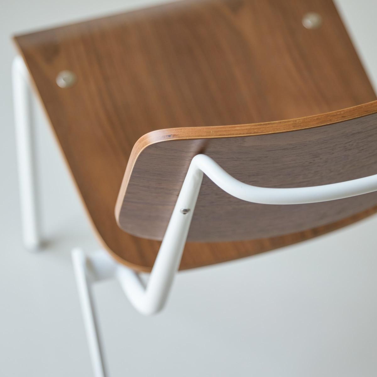 Tikamoon Stuhl aus Nussbaum und Metall white Mio  