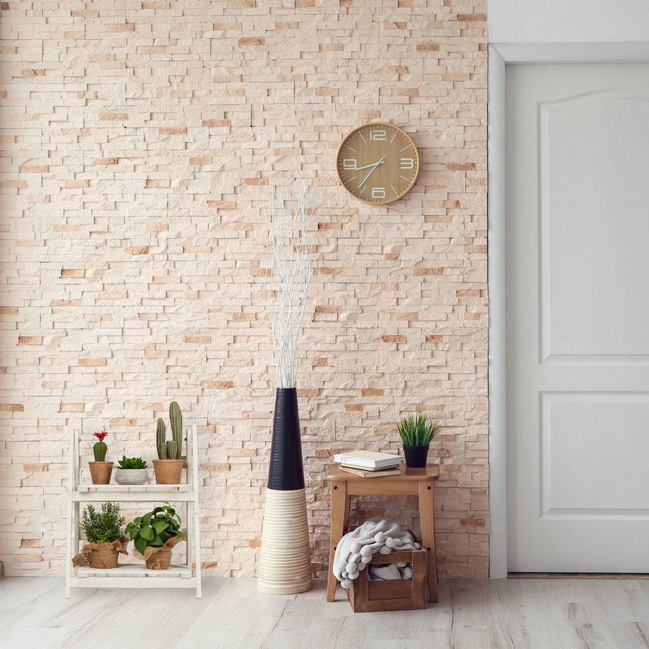 B2X Weiße Treppe mit Holzblumen  