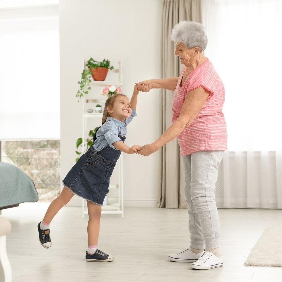 B2X Weiße Treppe mit Holzblumen  