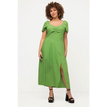 Robe midi en lin mélangé. Manches courtes et décolleté en forme de cœur. Bande smockée dans le dos.