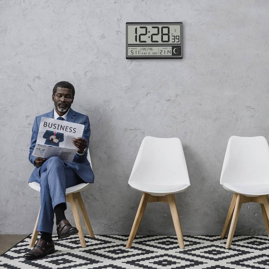 TFA Dostmann Digitale XL-Funkuhr mit Sonnenaufgang und Sonnenuntergang  