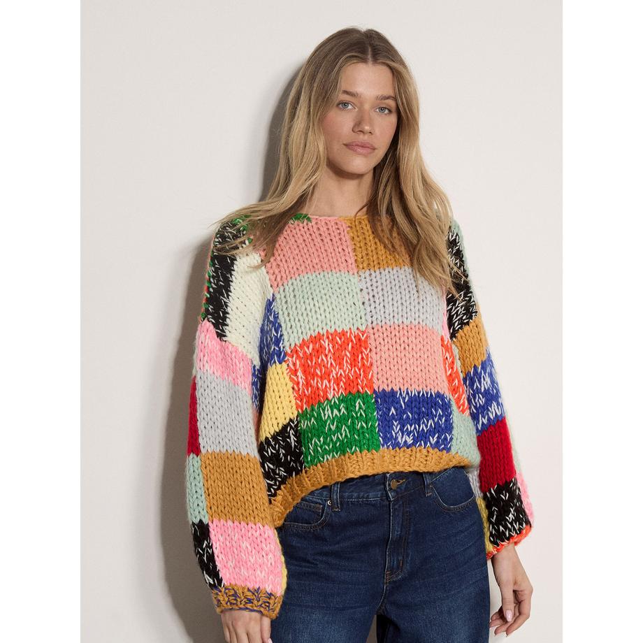 Grobmaschiger, handgehäkelter Patchwork-Pullover