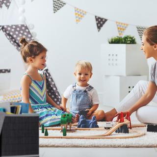 B2X Schwarzer Hocker mit Stauraum  