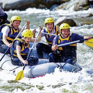 Smartbox  Divertimento con gusto: un'adrenalinica discesa in rafting per 2 persone con snack incluso - Cofanetto regalo 