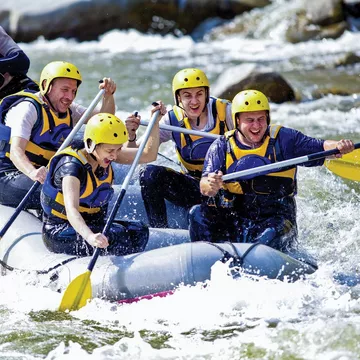 Aufregende Rafting-Tour für 2 Personen für 3 Std. 30 Min. mit einem Snack - Geschenkbox