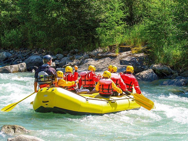 Smartbox  Divertimento con gusto: un'adrenalinica discesa in rafting per 2 persone con snack incluso - Cofanetto regalo 