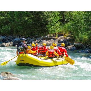 Smartbox  Divertimento con gusto: un'adrenalinica discesa in rafting per 2 persone con snack incluso - Cofanetto regalo 