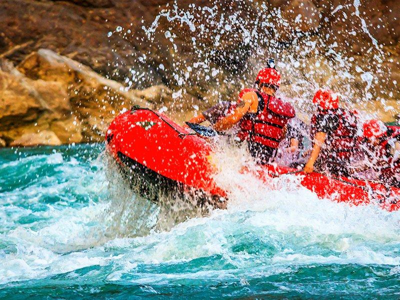 Smartbox  Divertimento con gusto: un'adrenalinica discesa in rafting per 2 persone con snack incluso - Cofanetto regalo 