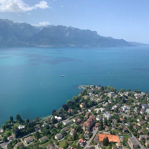 Geschenkidee  Vol en hélicoptère sur les rives du lac Léman (pour 4 personnes) 