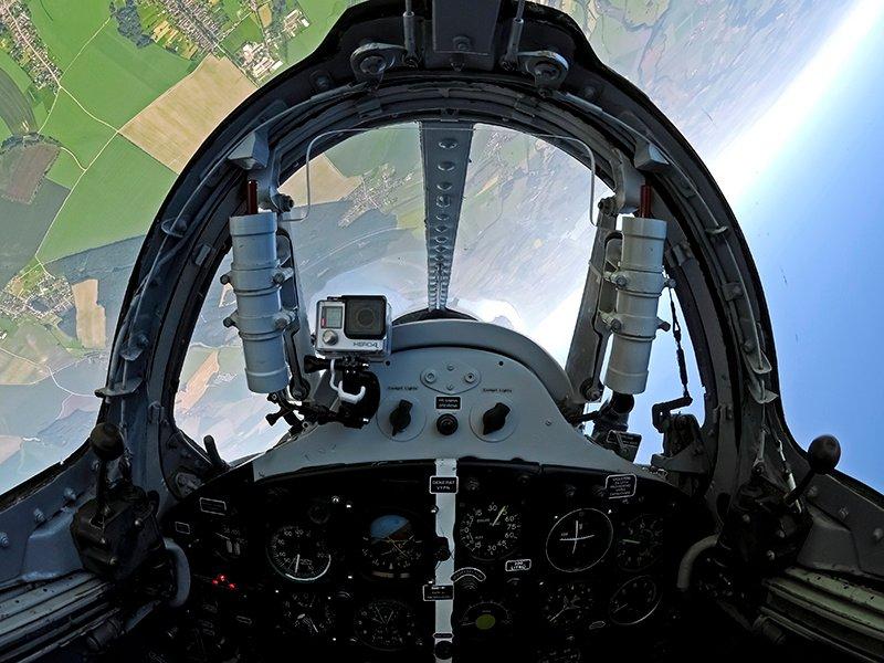 Smartbox  Pilote d’1 jour en République tchèque : vol de 20 minutes en avion de chasse MIG-15 - Coffret Cadeau 