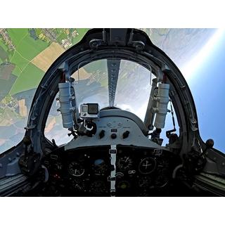 Smartbox  Pilota per un giorno in Rep. Ceca: volo di 20 minuti su caccia militare MIG-15 - Cofanetto regalo 