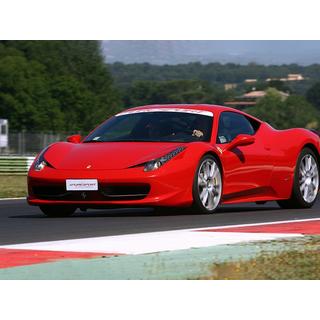 Smartbox  Adrenalina su pista al Circuito di Vairano: 2 giri alla guida di una Ferrari F458 Italia - Cofanetto regalo 