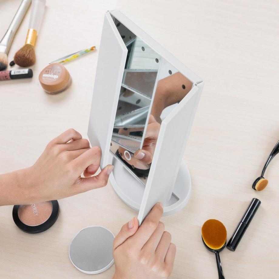 InnovaGoods  Miroir grossissant 4 en 1 avec lumières LED 