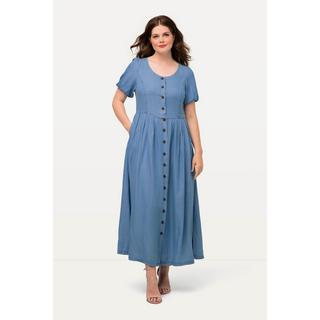 Ulla Popken  Robe s'inspirant des tenues traditionnelles bavaroises. Aspect jean. Décolleté en forme de cœur. Manches courtes. 