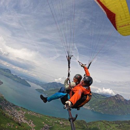 Geschenkidee  Gleitschirmflug in der Zentralschweiz (für 1 Person) 