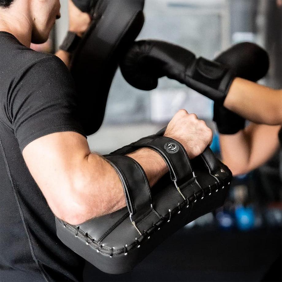 Omada  Omada scudo da calcio in similpelle / pao 