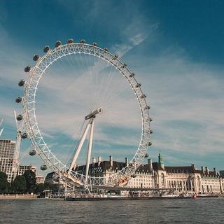 Geschenkidee  Séjour à Londres - 2 nuits, visite sur James Bond et London Pass inclus (pour 2 personnes) 