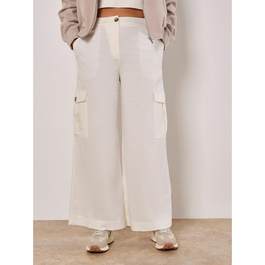 Chino-Hose mit weitem Bein