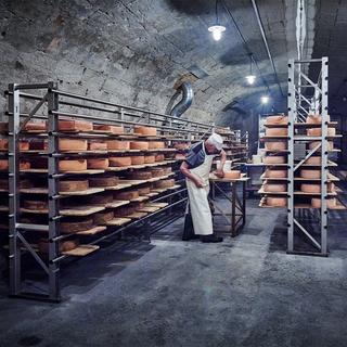 Geschenkidee  Dégustation de fromage et de vin en cave historique avec un sommelier (pour 2 personnes) 