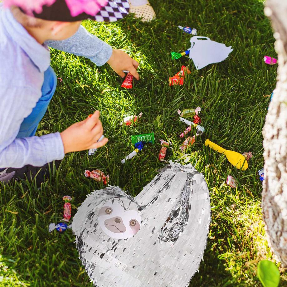 B2X  Pinata Faultier mit Keule und Maske 