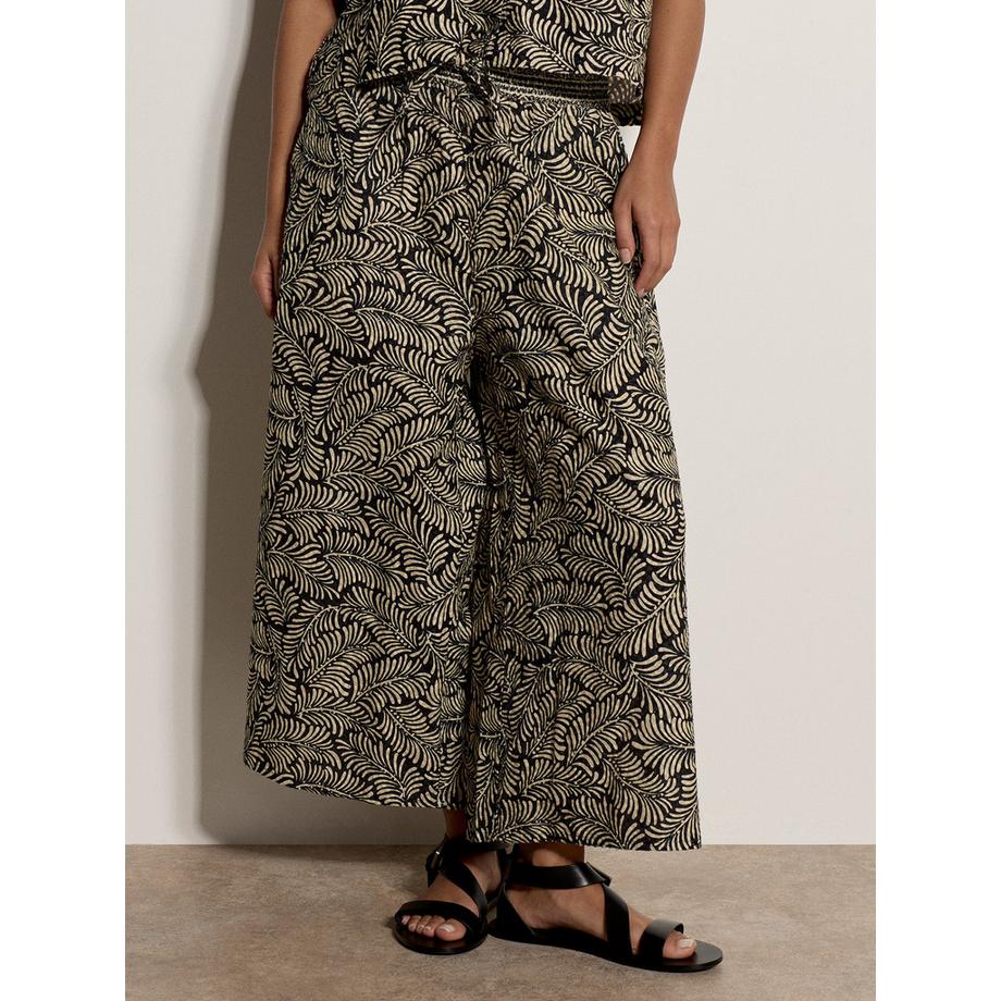 Une jupe-culotte en coton à imprimé feuilles