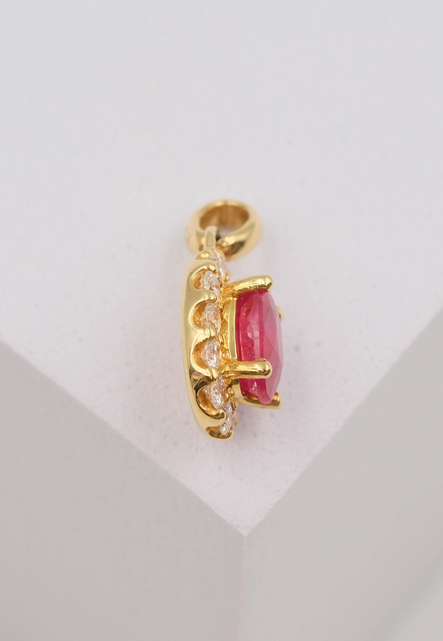 MUAU Schmuck  Anhänger Gelbgold 750 Rubin 0.68ct. Brillanten 0.22ct. 16x8mm 