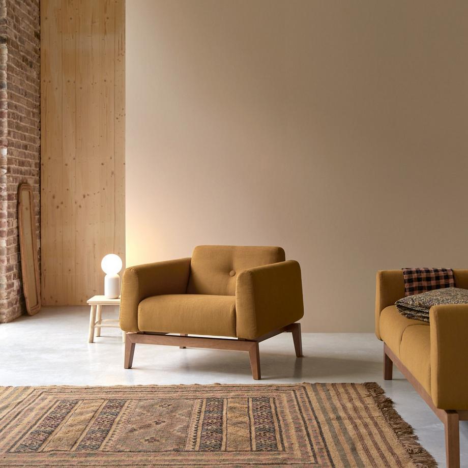 Tikamoon Sessel mit massivem Eichenholzgestell und senffarbenem Stoffbezug Bjorn  