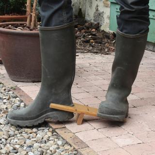SOLOGNAC  Tire-bottes en bois 
