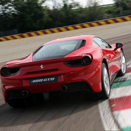 Geschenkidee  Ferrari 488 GTB - 3 Runden auf der Rennstrecke (für 1 Person) 