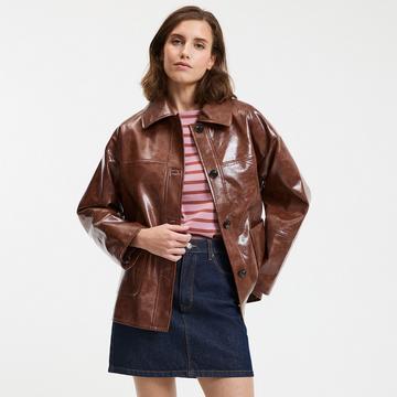 Mittellange Jacke aus Lackimitat mit Knöpfen