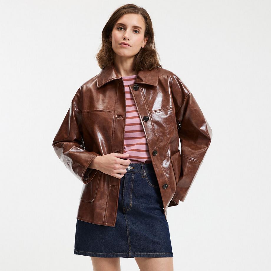 Mittellange Jacke aus Lackimitat mit Knöpfen