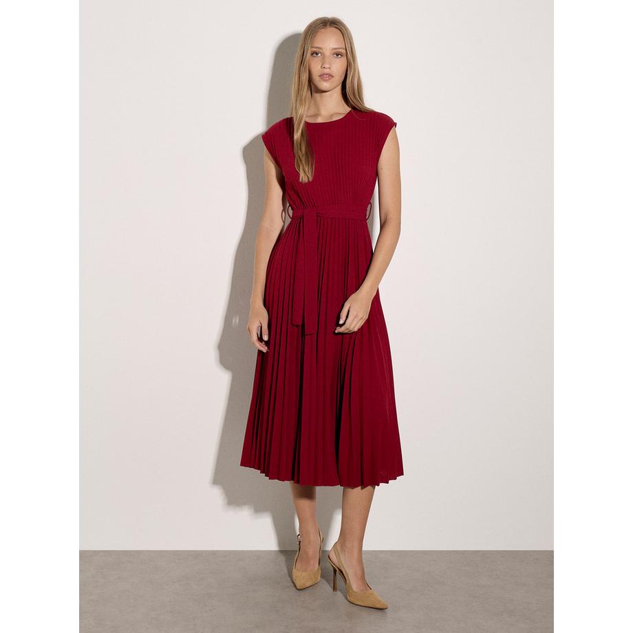 Robe midi en crêpe plissée avec ceinture