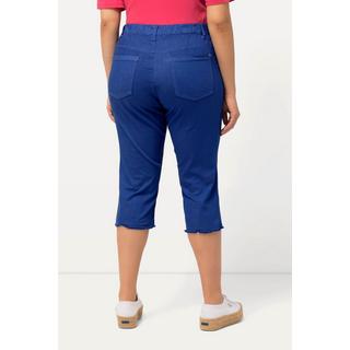 Ulla Popken  Pantaloni Capri a 7/8 modello Sienna in tessuto elasticizzato con orli sfrangiati e taglio della gamba aderente 