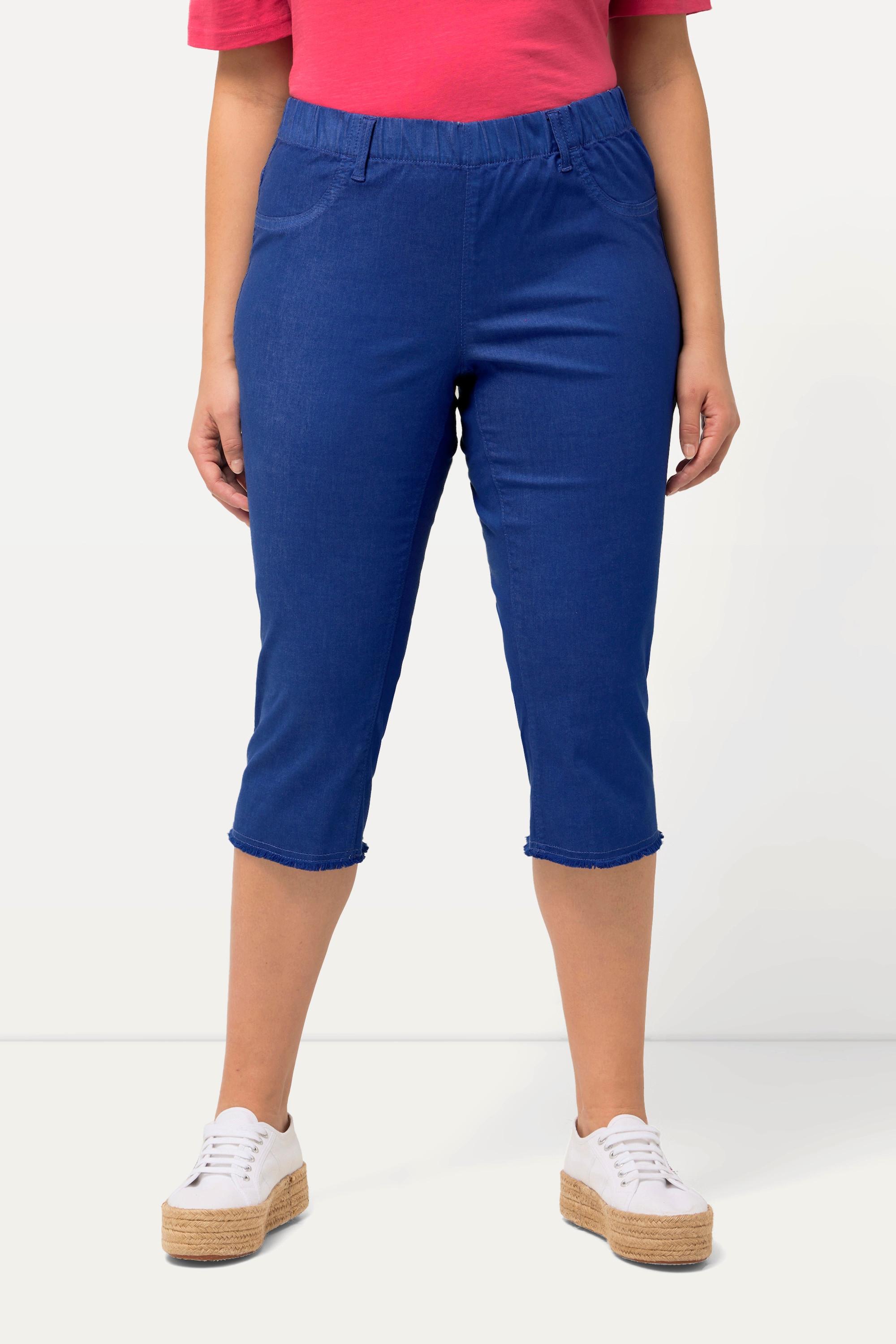 Ulla Popken  Pantaloni Capri a 7/8 modello Sienna in tessuto elasticizzato con orli sfrangiati e taglio della gamba aderente 