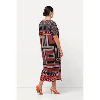 Ulla Popken  Robe maxi oversize en jersey. Décolleté en V et manches courtes. 