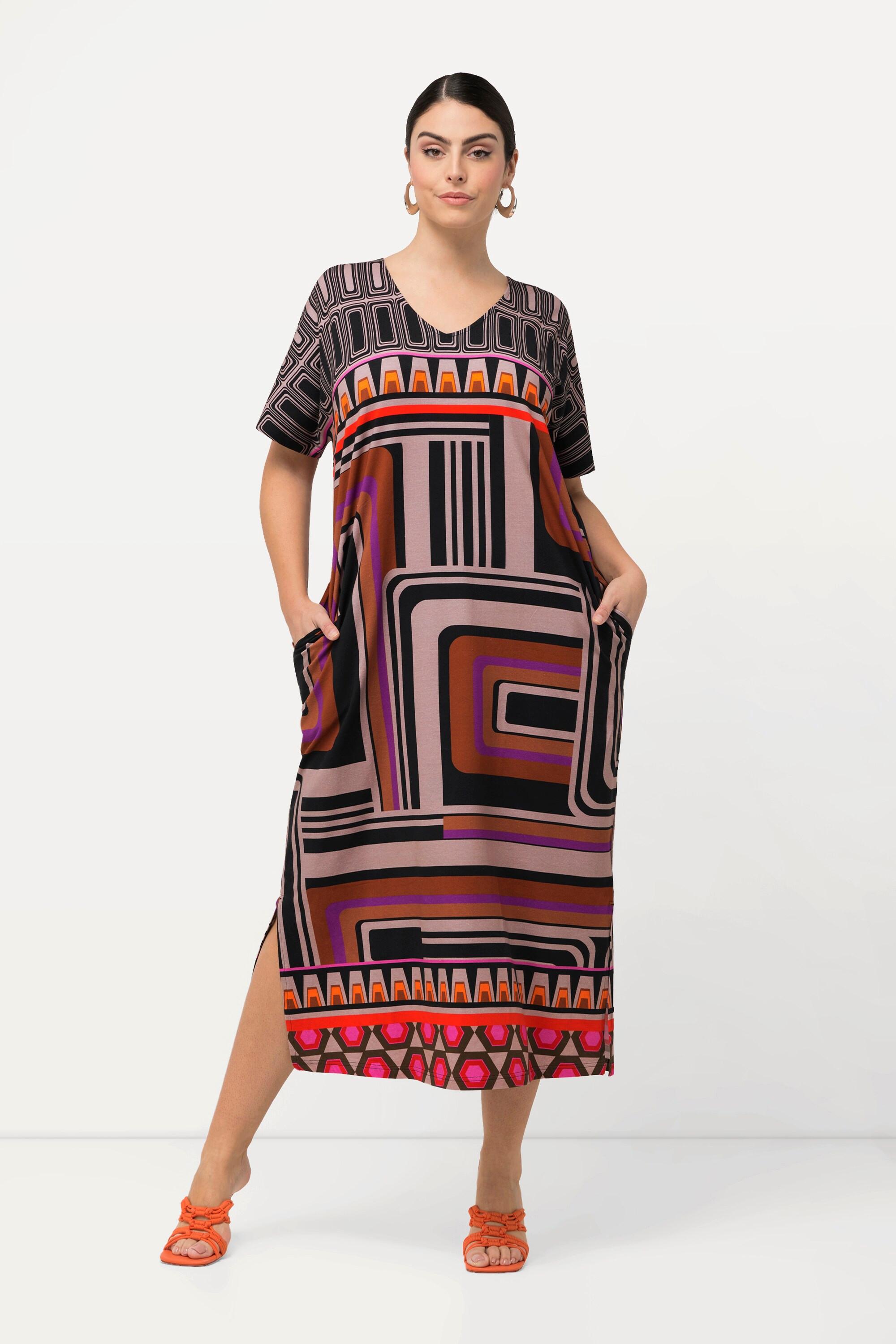 Ulla Popken  Robe maxi oversize en jersey. Décolleté en V et manches courtes. 