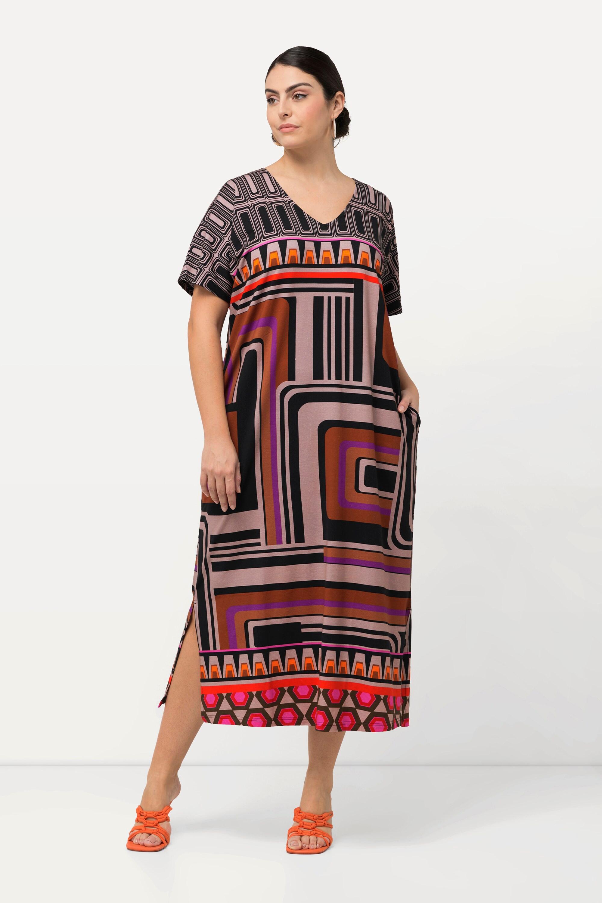 Ulla Popken  Robe maxi oversize en jersey. Décolleté en V et manches courtes. 