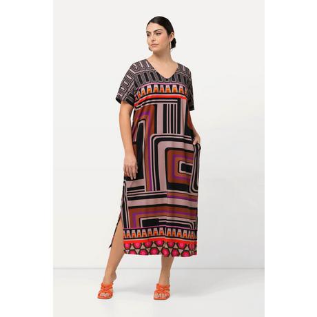 Ulla Popken  Robe maxi oversize en jersey. Décolleté en V et manches courtes. 