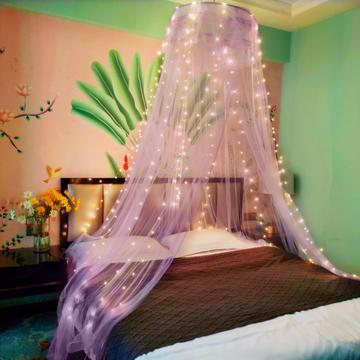 Spitzenbetthimmel Moskitonetz mit warmen Lichtern