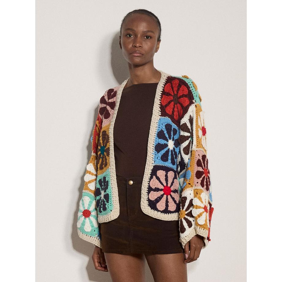 Handgehäkelte Blumen-Strickjacke